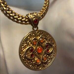 Elegant Gold Pendant Necklace